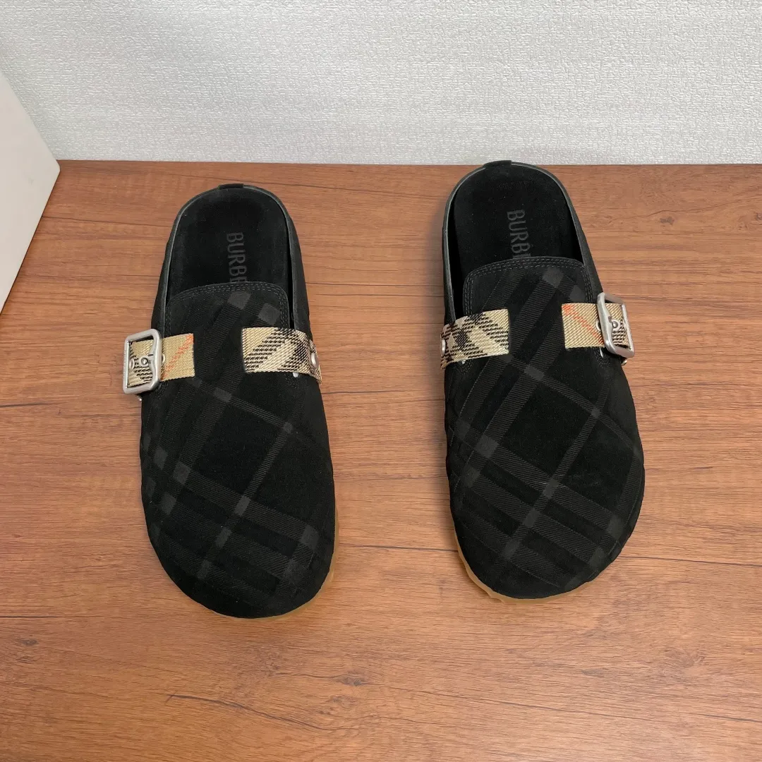 P380 Burberry's new men's checkered leather Urchin half-flop. This half-flop sandal is made of soft suede cowhide with signature embossing on the upper. It is fully lined with cowhide and has an adjustable B-shaped buckle strap. It is decorated with the signature sand-colored Burberry check pattern of jacquard worsted. The upper wraps around the midsole and is paired with a sole made of the same upper material with an embossed logo on the heel and a wavy rubber outsole embellished with the Burberry lettering. Fashionable and casual! Comes with full set of original packaging dust bag! Code number: 39-40-41-42-43-44 standard code (38/45 can be customized and returns and exchanges are not supported) No. 012